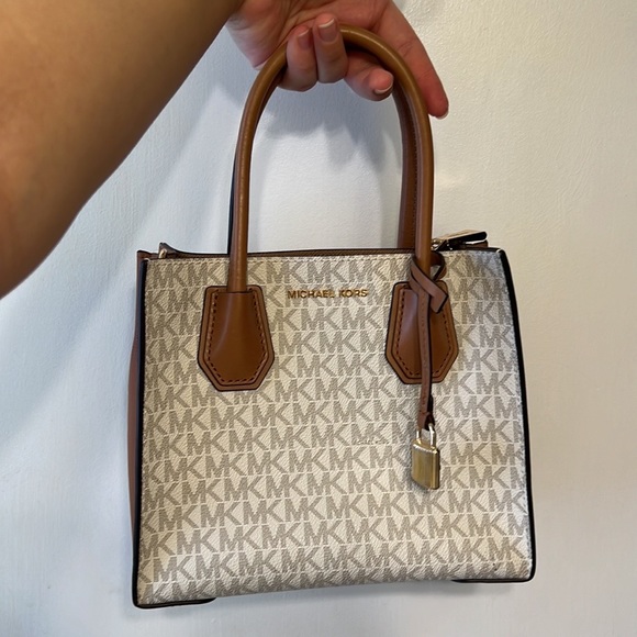 Michael Kors Mercer Logo Medium Messenger Bag - Picture 3 of 17